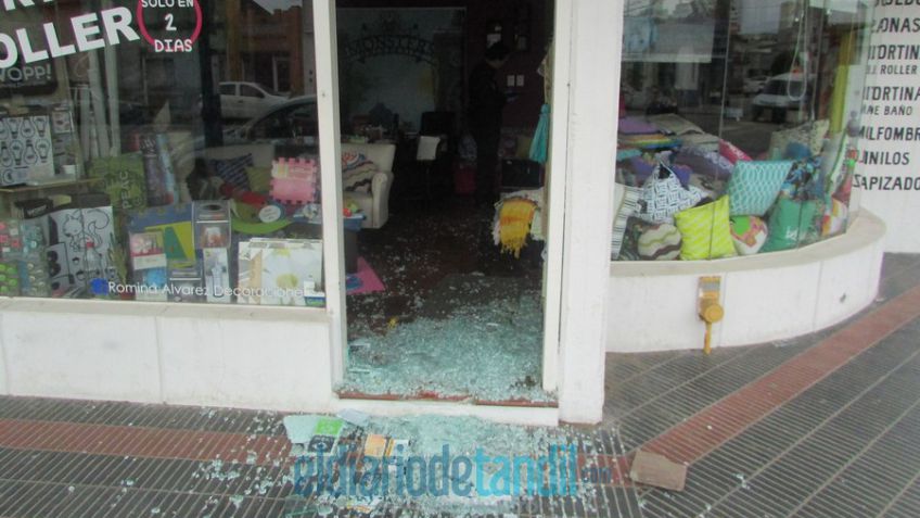 Le estallaron la puerta, le robaron y tuvo que pasar la noche en su local