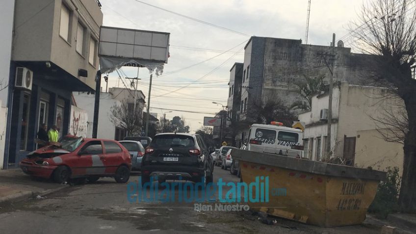 Automóvil se llevó puesto un contenedor y dañó dos vehículos más