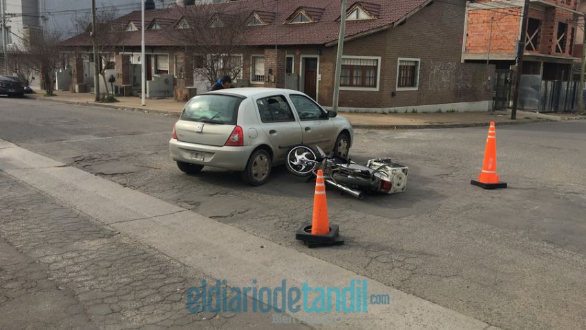 Automovilista embistió a una moto: un herido
