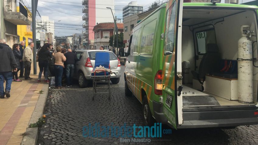 Fuerte choque a mitad de cuadra dejó una mujer hospitalizada