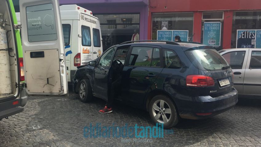 Fuerte choque a mitad de cuadra dejó una mujer hospitalizada