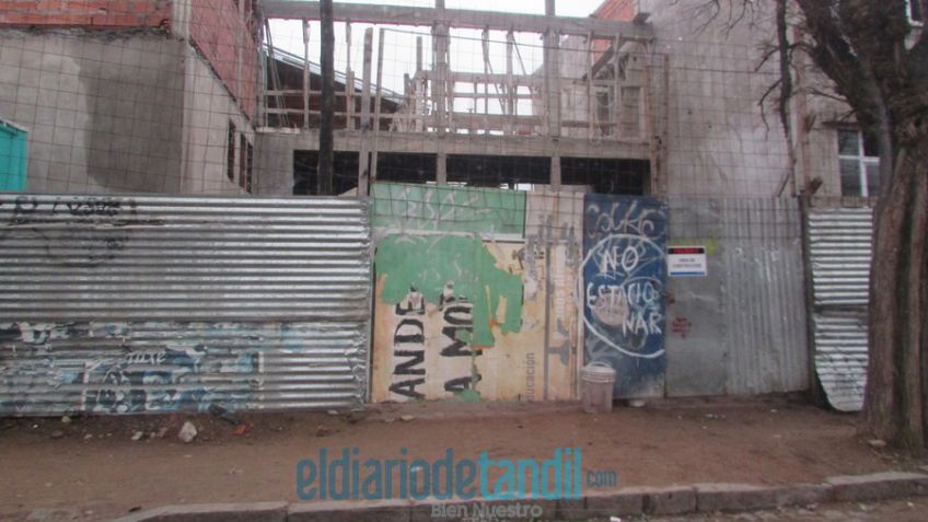 Volvieron a parar la obra en Polivalente por millonaria deuda