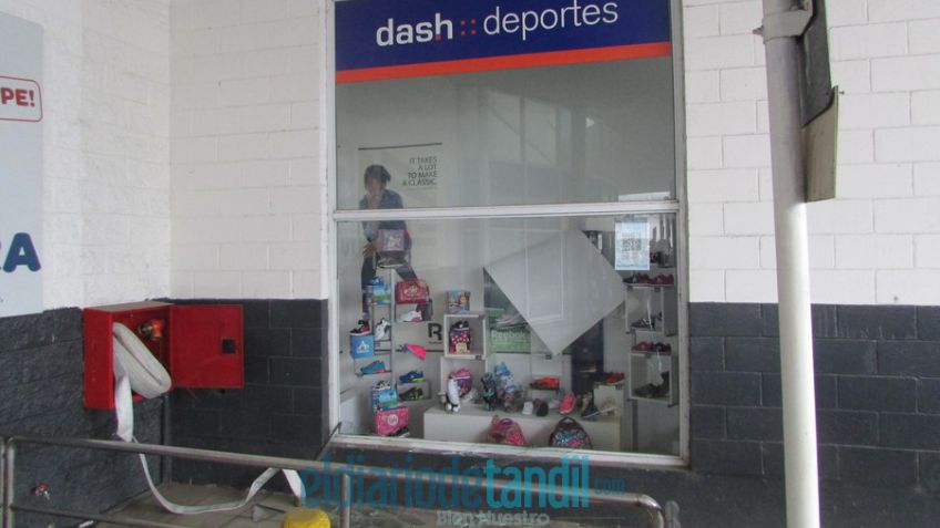 Delincuentes efectuaron importante robo en una casa de deportes