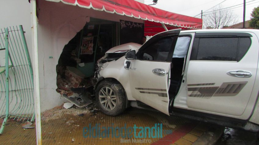 Chocaron dos vehículos: uno derribó un paredón, el otro destruyó una despensa
