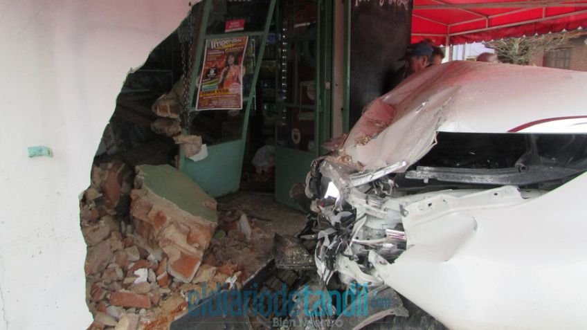 Chocaron dos vehículos: uno derribó un paredón, el otro destruyó una despensa