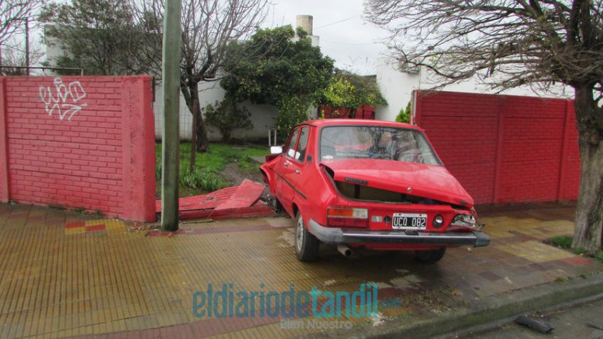 Chocaron dos vehículos: uno derribó un paredón, el otro destruyó una despensa