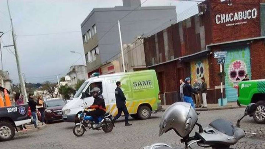 Un hombre se infartó en plena calle y la policía lo reanimó