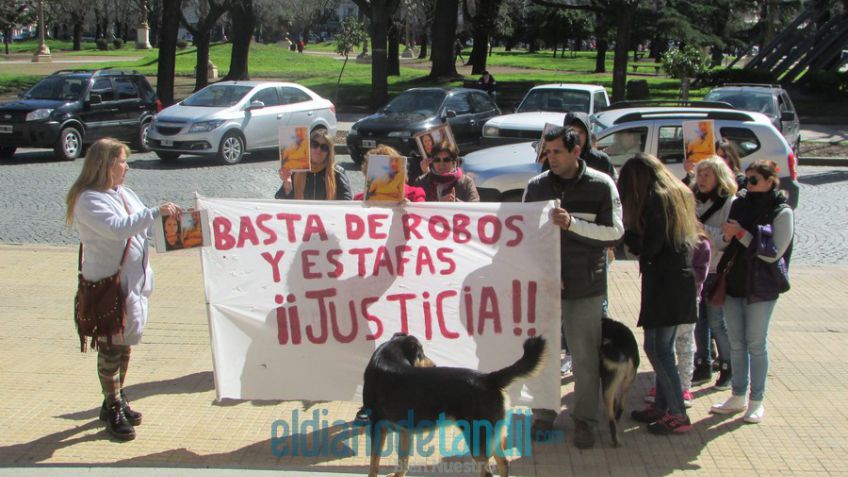 Un grupo de vecinos hizo visible su reclamo ante la estafa en la compra y venta de vehículos