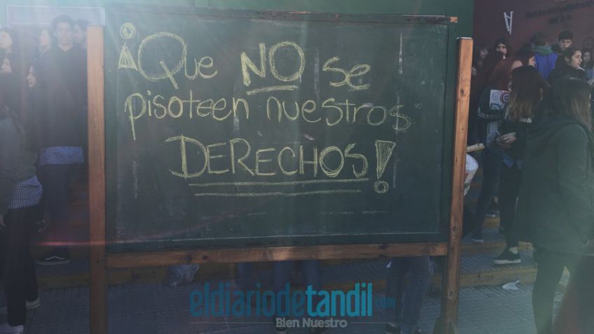 Polivalente: estudiantes y trabajadores reclamaron por la obra detenida