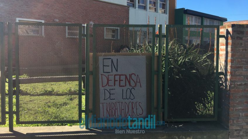 Polivalente: estudiantes y trabajadores reclamaron por la obra detenida