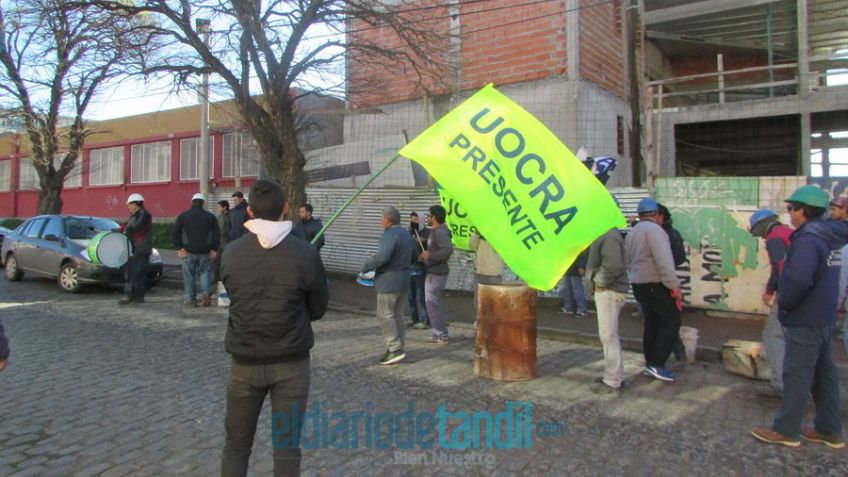 Polivalente: estudiantes y trabajadores reclamaron por la obra detenida