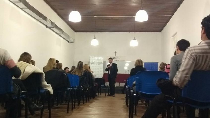 El Dr. Carlos Camps disertó en Tandil 