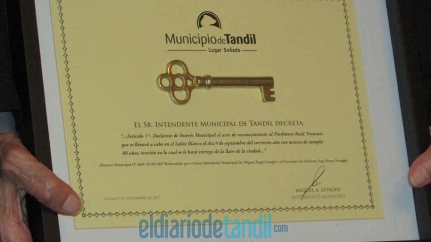 En un emotivo acto, le entregaron la llave de la ciudad al Padre Troncoso