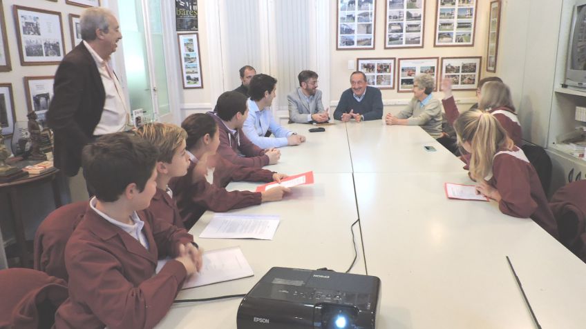 Alumnos le presentaron al Lunghi un proyecto de investigación sobre la utilización de energía eólica