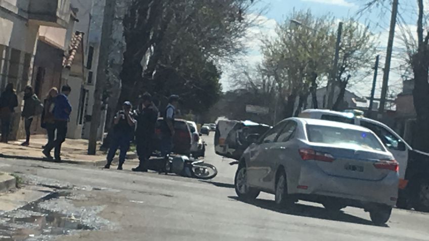 Una mujer hospitalizada tras choque entre auto y moto