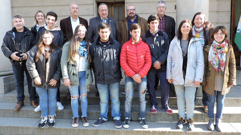 Alumnos de Fulton y Vela que ganaron el Concurso Mercosur en la Escuela viajaron a Montevideo