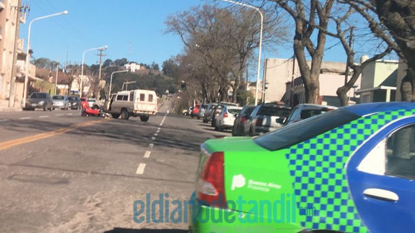 Motociclista fuertemente herido tras colisionar con una camioneta