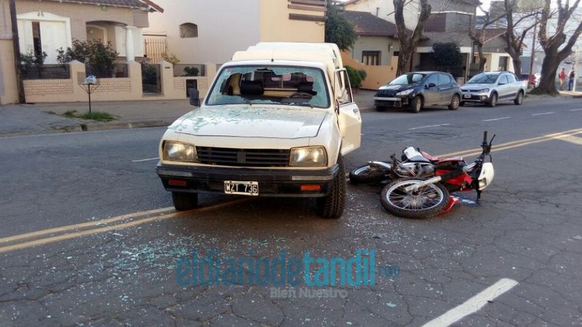 Motociclista fuertemente herido tras colisionar con una camioneta
