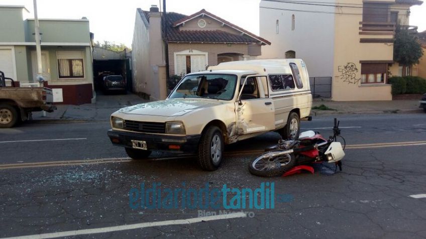 Motociclista fuertemente herido tras colisionar con una camioneta