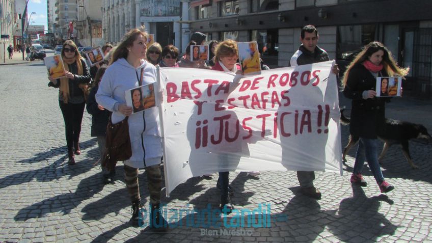 El clima impidió una segunda marcha por las estafas en la compra venta de vehículos