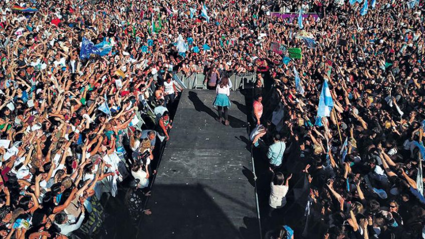 CFK: "Solidarias y organizadas vamos a volver a trabajar por el país, la patria, el pueblo y la historia"