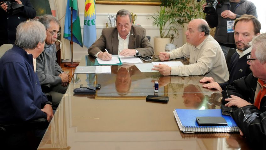 Se firmó el contrato para pavimentación y repavimentación de 33 cuadras
