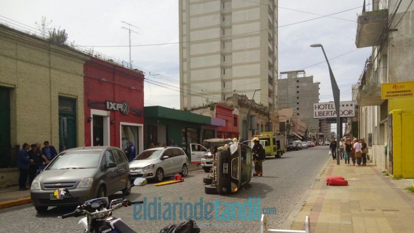 Choque múltiple y vuelco: un hospitalizado