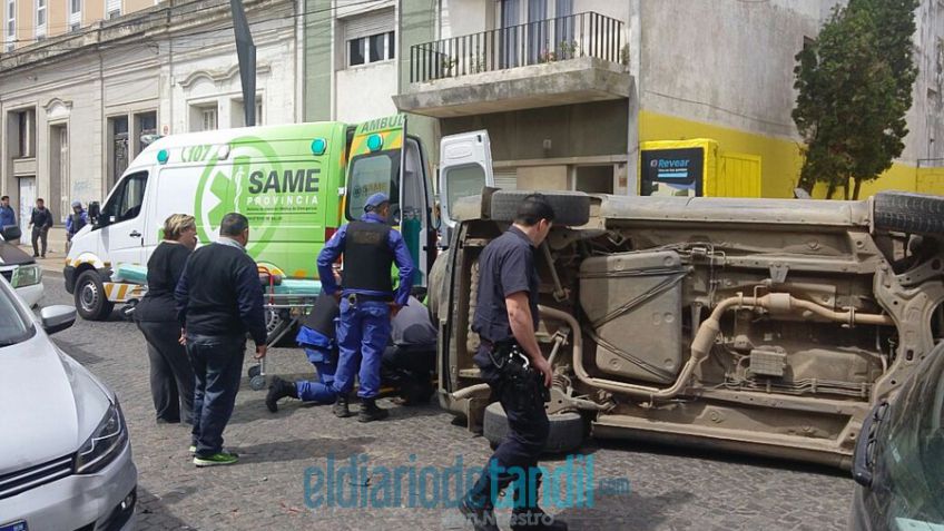 Choque múltiple y vuelco: un hospitalizado
