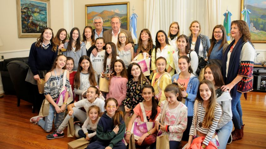 El intendente distinguió a las alumnas de la Escuela Municipal de Danzas que participaron en Danzamérica