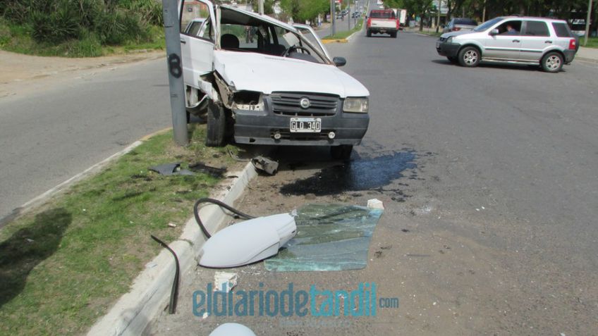 Automovilista embistió una columna de alumbrado: no hubo heridos