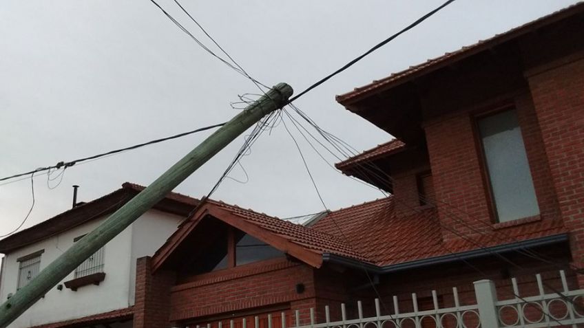 Piden precaución y una respuesta ante poste caído 