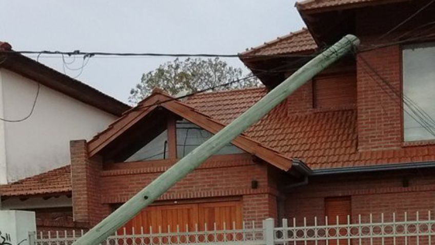 Piden precaución y una respuesta ante poste caído 
