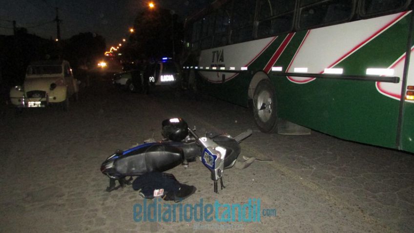 Motociclista fuertemente herido tras colisionar con un colectivo