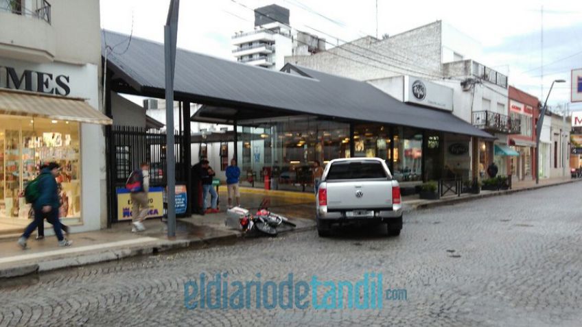 Motocicleta y camioneta colisionaron en pleno centro