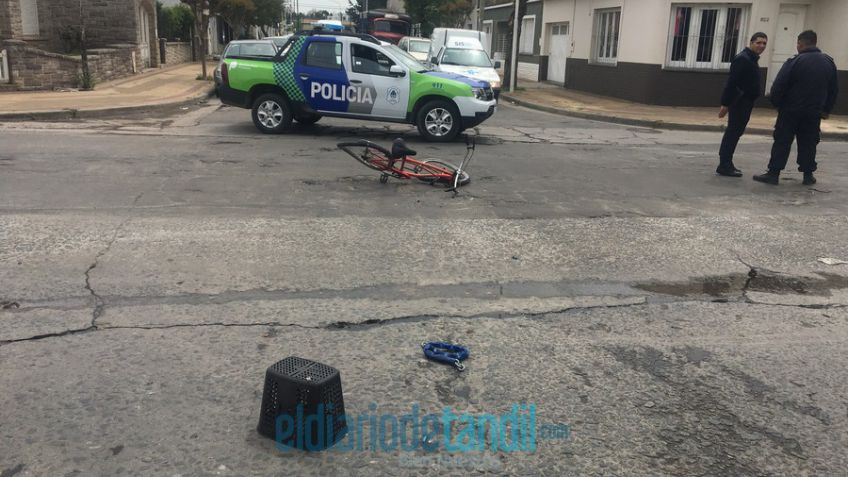 Ciclista fue atropellada por una camioneta que huyó