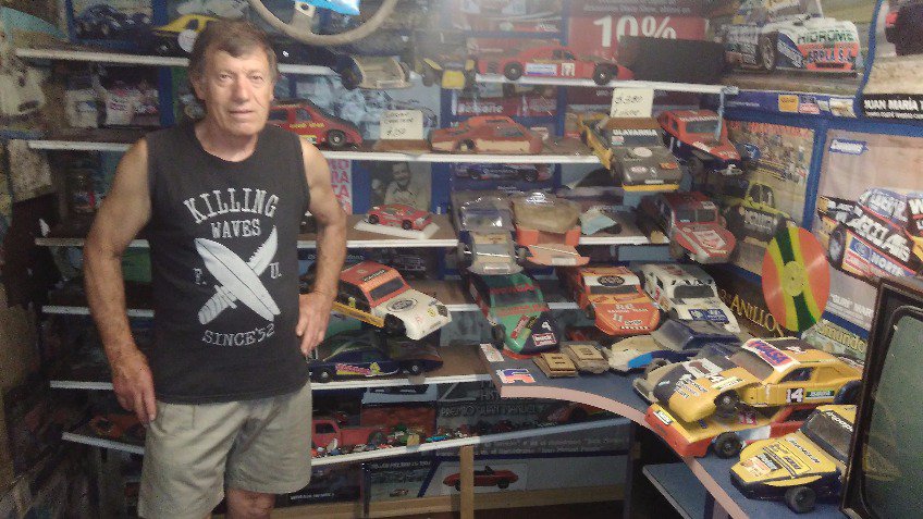 Carlos Rolandi y sus autos a piolín