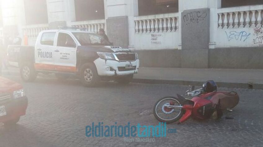 Abrió la puerta del auto y venía una moto atrás: una mujer herida