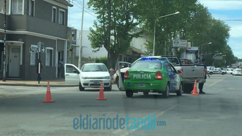 Quiso doblar a la izquierda en una avenida y produjo un accidente: dos heridos