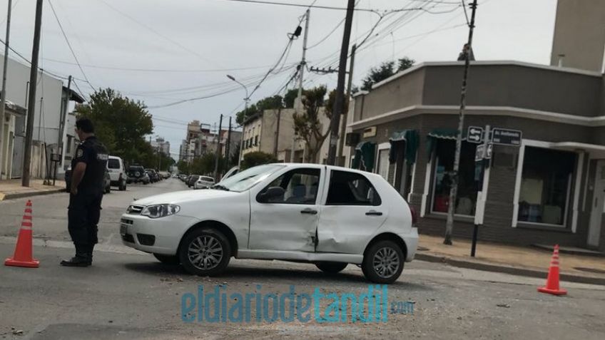 Quiso doblar a la izquierda en una avenida y produjo un accidente: dos heridos