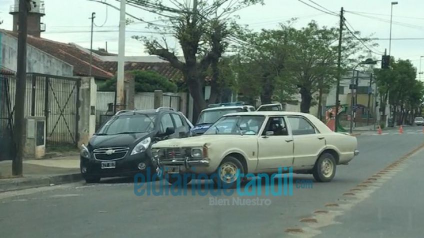 Automóvil chocó con otro que estaba estacionado