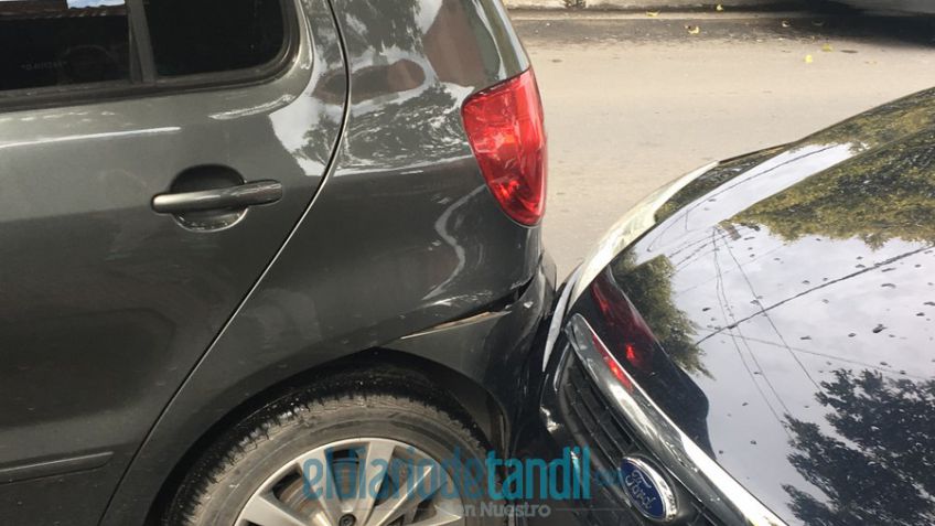 Dejó el auto sin freno de mano, retrocedió media cuadra solo y chocó a otro vehículo