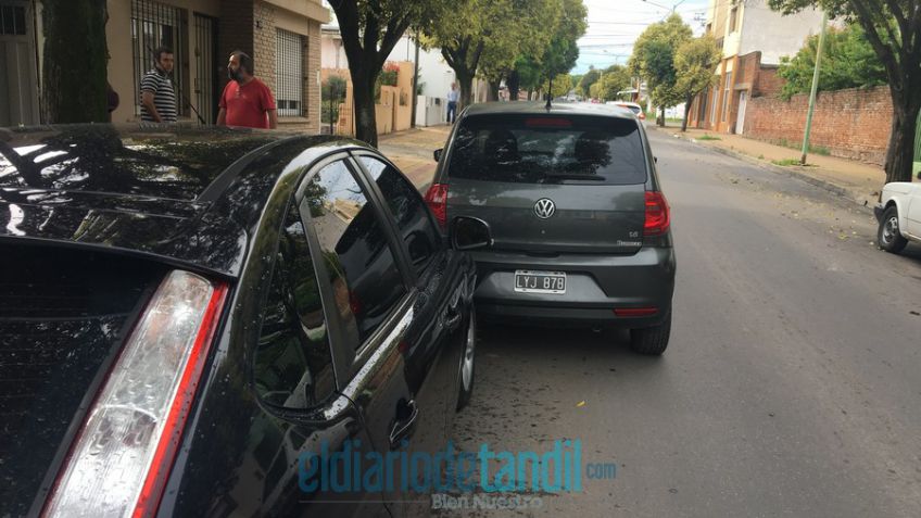 Dejó el auto sin freno de mano, retrocedió media cuadra solo y chocó a otro vehículo