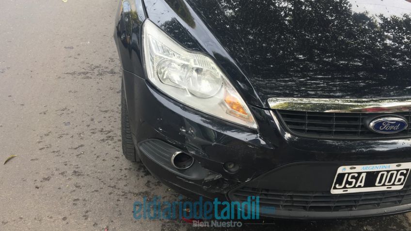 Dejó el auto sin freno de mano, retrocedió media cuadra solo y chocó a otro vehículo