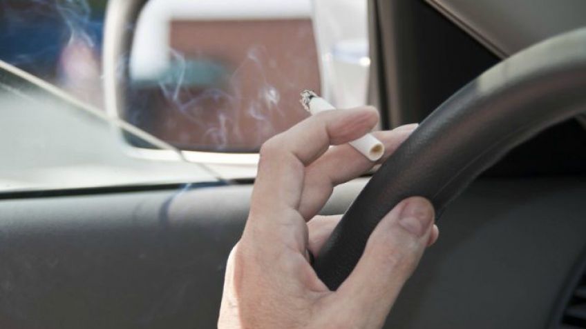 Proponen multar a quienes fumen mientras conducen