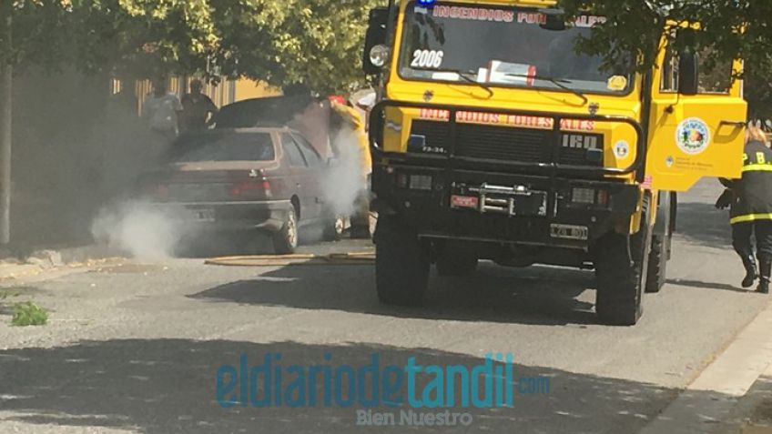 Vehículo sufrió principio de incendio mientras circulaba