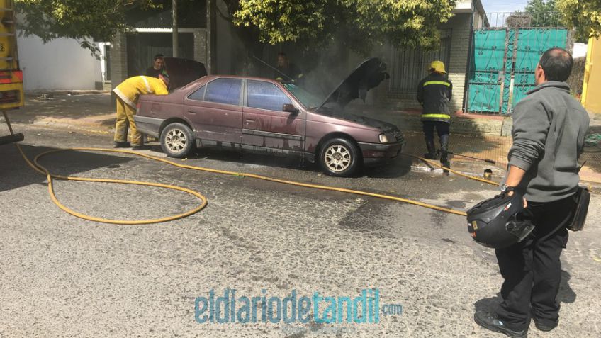 Vehículo sufrió principio de incendio mientras circulaba