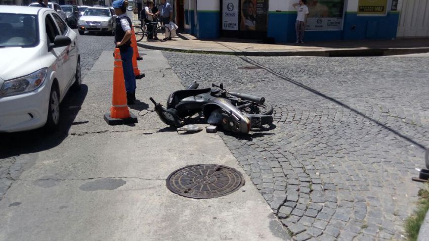 Choque entre auto y moto sin mayores consecuencias
