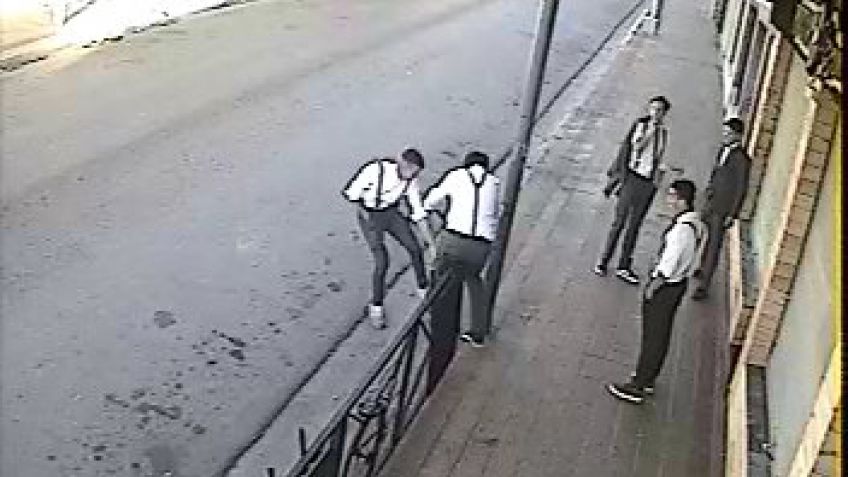 Jóvenes quedaron filmados vandalizando una pizzería 