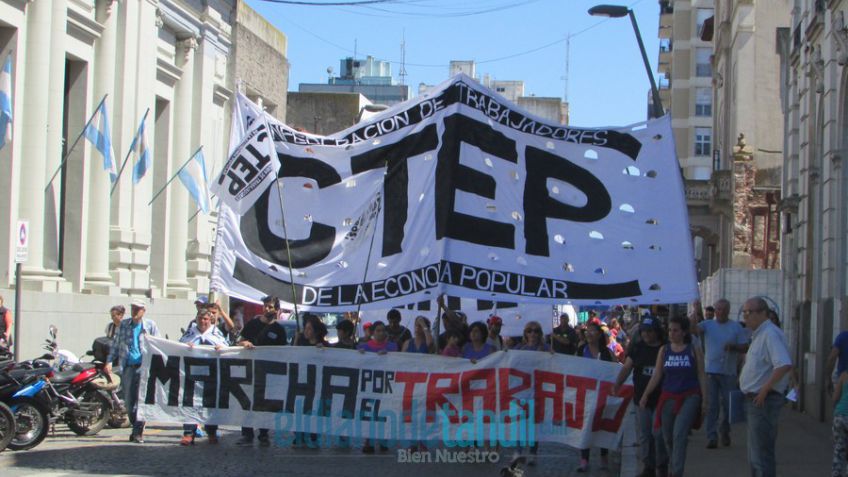 Una multitud marchó en contra de las reformas impulsadas por el gobierno