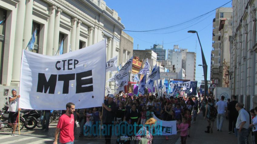 Una multitud marchó en contra de las reformas impulsadas por el gobierno